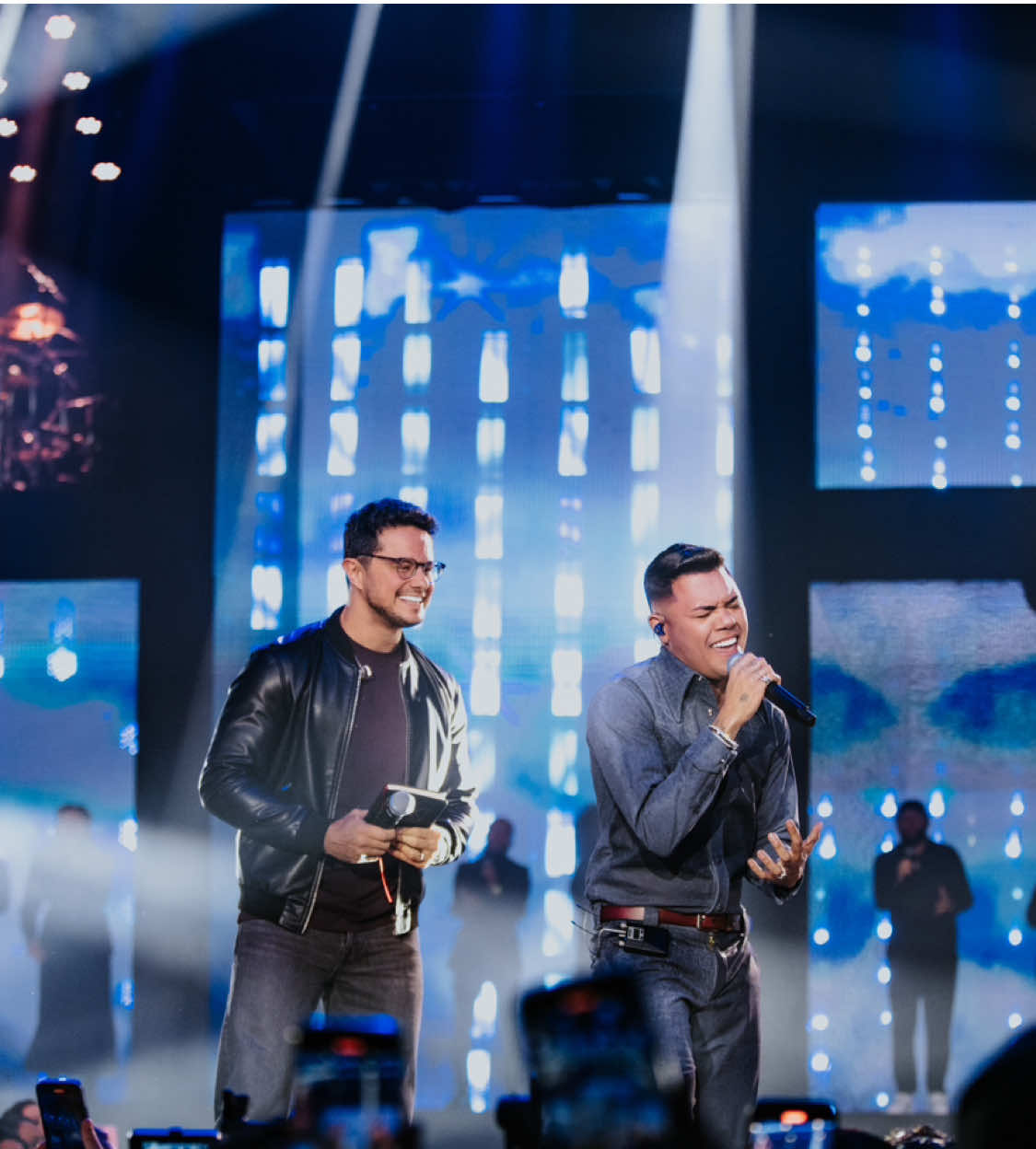 Não há nada mais extraordinário do que saber que existe um Deus que se importa com a gente. Confia, coloca o pé… Ele coloca o chão! Obrigado meu amigo, @Deive Leonardo por essa parceria, essa ficou bonita demais! 🙏 Assista o clipe de “Deus Coloca o Chão” do DVD Carta Aberta, Vol. 2  agora no meu canal do YouTube! ❤️