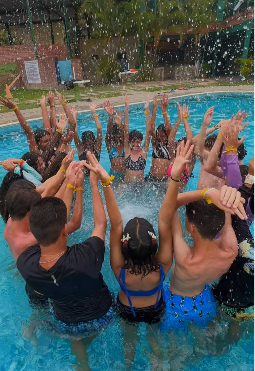 Pool day💚 #fyp #foryoupage #paratiiiiiiiiiiiiiiiiiiiiiiiiiiiiiii #videoviral #promo30 #senior #bachillerato #liceo #piscina #nadar #amigos #union 