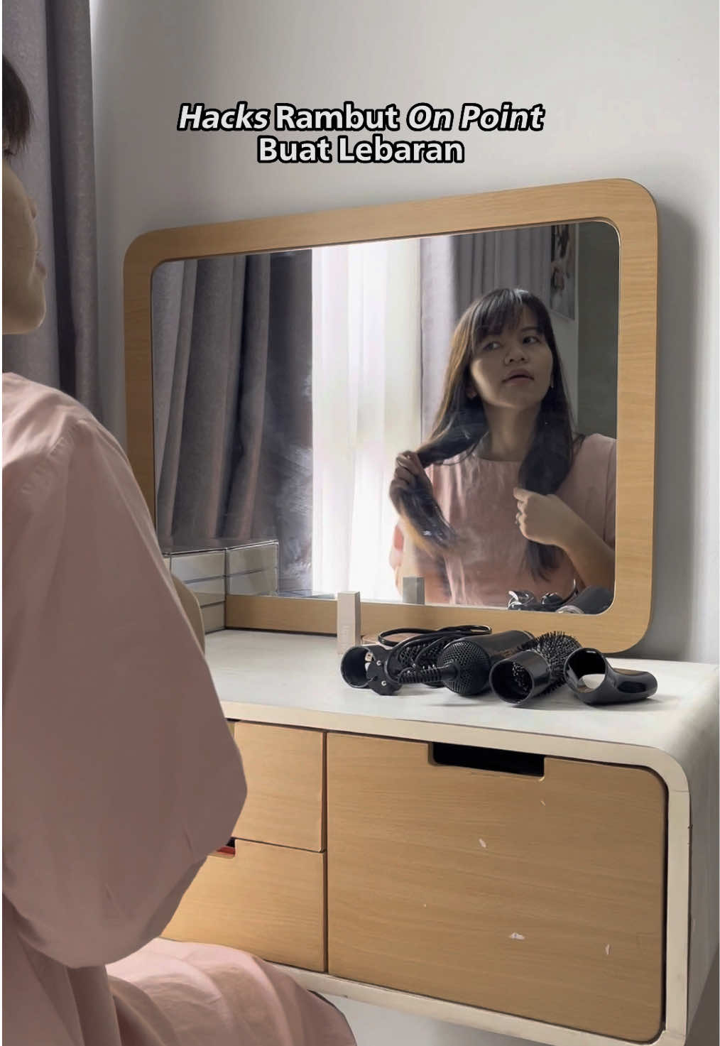 Mau rambut tampil on point dan effortless di hari raya?  Cobain Philips Airstyler 3000 BHA301! ✨ Styling & drying dalam 1 alat ✨Konsentrator sempit untuk aliran udara yang terarah ✨ Dilengkapi dengan Thermobrush 38mm untuk wavy look dan Thermobrush 22mm untuk ujung rambut yang curvy ✨ Hasil akhir lebih berkilau berkat plat keramik dengan infused argan oil Gak perlu ke salon, bisa styling sendiri di rumah! cepat, praktis, glowing! 💁‍♀️ #StyleWithCare #LebaranHacks #Lebaran #RekomendasiAirstyler #AirstylerPhilips 