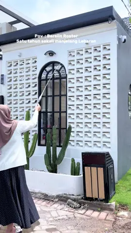 Buat yang tanya susah ga sih kak bersiin rosternya, apalagi banyak seperti itu?  Sebenernya untuk roster aku bersiin setiap hari ya tapi di bagian atas emang susah di jangkau. Dan menurut aku roster Dirumahku tuh ga yang kotor” banget gitu jadi masih aman. Nah kebetulan mau Lebaran jadi sekalian aku bersiin rosternya dengan cara di siram ya. Tapi sebelum di siram aku bersiin dulu pakai sapu gitu debunya. Ini cara yang lebih cepet sih dan juga bisa menjangkau sampai atas juga. Semoga bermanfaat ✨🫶 #lebaran #rumah #rumahminimalis #roster #bersihbersih #teras