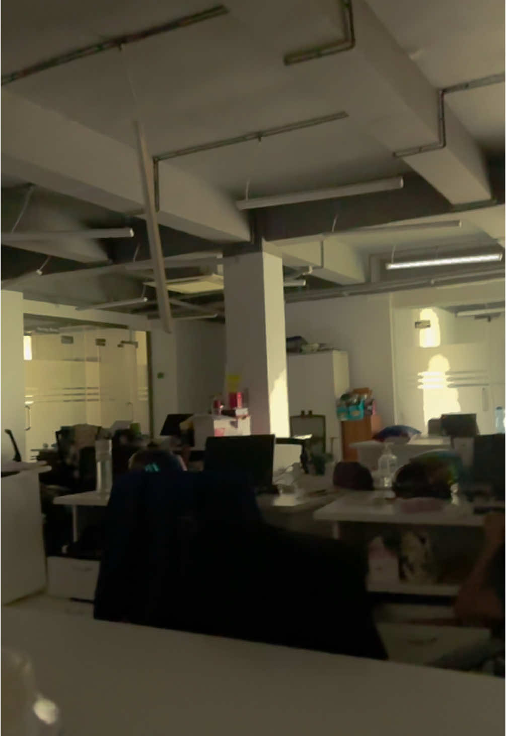 Yesterday’s earthquake at the office— I was filming a daily vlog on my phone when the earthquake hit. At first, I thought it would be brief like before, so I kept recording without stopping. But at one point, it got so intense that I genuinely thought I was going to die. #myanmar #earthquake #mandalay #whathappened #fyp #prayformyanmar #2025earthquake 