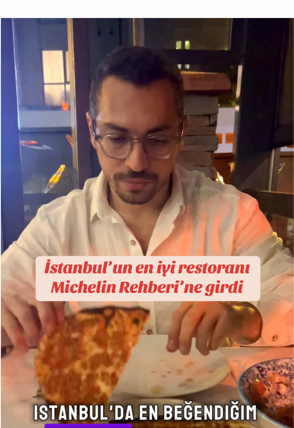 İstanbul’da en beğendiğim restoran olan Nazende Cadde Michelin Rehberi’nin 2025 seçkisine dahil edildi. Rehber içerisinde Bib Gourmand, yani makul fiyatlara çok iyi lezzetler sunan restoran ödülünü alan Nazende’nin özelliği her gün değişen menüsünde Uluç Şef’in en iyi yaptığını düşündüğü tabaklara yer vermesi. Menü aslında kuzu etinden deniz mahsüllerine, zeytinyağlılardan sakatatlara ve hatta lahmacuna kadar geniş bir yelpazede. Ancak menüde yer almış her yemek gerçekten çok iyi. Uluç Şef her sabah halden ve tedarikçilerinden içine sinen, en iyi ürünleri alıyor ve o günün menüsünü aldığı malzemelere göre belirliyor. Böylece her gün sadece en iyi malzemelerden hazırlanmış tabaklar ortaya çıkıyor. Burada özellikle tavsiye edeceklerim kalamar ve kabak tempura, lahmacun, kuzu veya oğlak tandır, koruk ekşili domates salatası. Porsiyonları normale göre büyüktür, bu sebeple paylaşımlı sipariş etmekte fayda var. Tebrikler Uluç Şef ve Fatih! #Reklam yazmak mecburi, ancak bu paylaşım için ücret alınmamış, işbirliği yapılmamış, hesaplar da tarafımdan ödenmiştir. Tarafsız, samimi mekan eleştirileri ve tavsiyeleri için kaydetmeyi ve takip etmeyi unutmayın. #mekan #michelin #michelinrehberi #caddebostan #bağdatcaddesi #kadıköy #restoran 