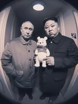 Rusya Devlet Başkanı Vladimir Putin, 24 yıl aradan sonra Kuzey Kore'ye gerçekleştirdiği resmi ziyaret kapsamında, Kim Jong-un ile bir araya geldi. Putin'i Kim Jong-un havaalanında karşıladı. Ziyaret çerçevesinde iki ülke arasında bazı anlaşmaların imzalanması bekleniyor. ABD, Rusya-Kuzey Kore ilişkisinden rahatsız. Pentagon'dan yapılan açıklamada Rusya-Kuzey Kore ilişkilerinin gelişmesine dair endişeler dile getirildi. Kremlin'den dün (17 Haziran 2024) yapılan açıklamada, Rusya Devlet Başkanı Putin’in 18-19 Haziran tarihlerinde Kuzey Kore'yi ziyaret edeceği belirtilmişti. Açıklamada, 