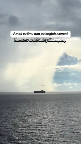 “Pulang lah kawan, namamu sudah asing” Sejauh apapun kamu terombang-ambing disana, ingatlah disana masih ada seseorang yang sedang merindukanmu #pelaut #pelautindonesia #bulkcarrier 