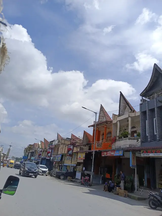 Kecamatan Dolok Sanggul merupakan ibu kota dari kabupaten Humbang Hasundutan. Mayoritas suku yang ada di masyarakat Dolok Sanggul adalah Batak, dan hampir seluruh warganya adalah etnik Batak Toba yang memakai sistem Marga sebagai nama keluarga. #doloksanggul  #humbanghasundutan  #batak #toba  #rumahbatak  #suku #fyp 