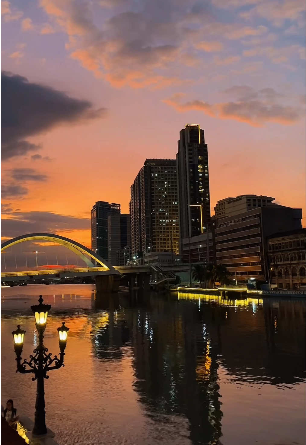 As the sun sets, take a moment to reflect on the beauty of today and the hope of tomorrow. 🌅✨ The mesmerizing view at Pasig River Esplanade offers the perfect way to end a workday in the field. #fyp #fypage #2025 #life #purpose #esplanade #motivation #work #grind #journey #nature #pasigriveresplanade #jonesbridge #afterwork #sunset #calm #peace #sunsetchaser #beautifulending #manila #metro 