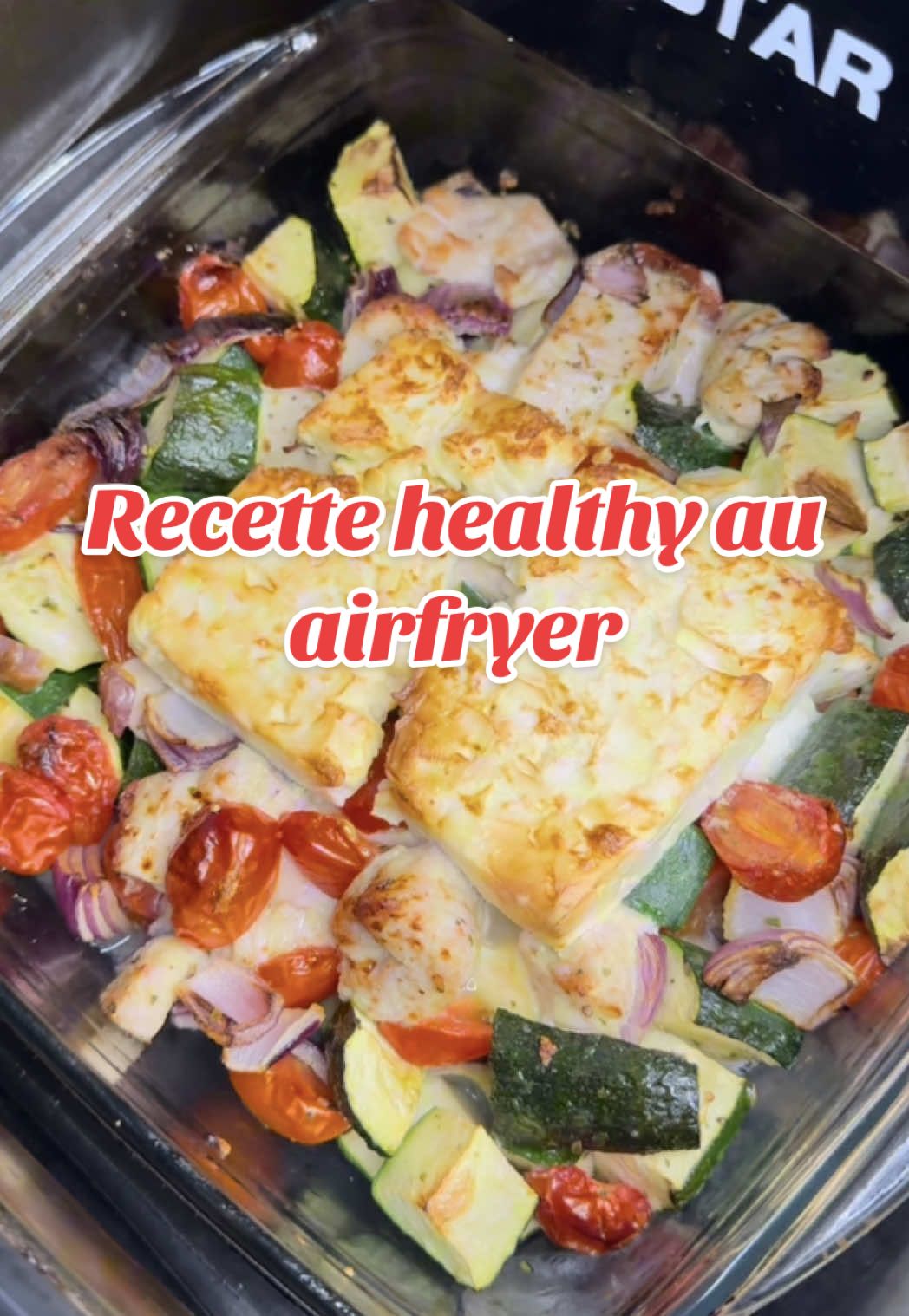T’es obligé de tester cette recette healthy si tu as un four ou un airfryer ! Ingrédients : - 2 courgettes 🥒 - tomates cerises 🍅 - 1 oignon rouge - filet de poulet / dinde  - huile d’olives  - feta - herbes de Provence  - origan - sel poivre - riz #airfryer #airfryermaster #recettehealthy #healthyfood #chicken #poulet #airfryerrecipes #ideerecette #cuisinetiktok #cuisinefacile 