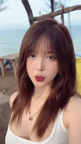 e chỉ biết vẫn ngồi đây mong nhớ