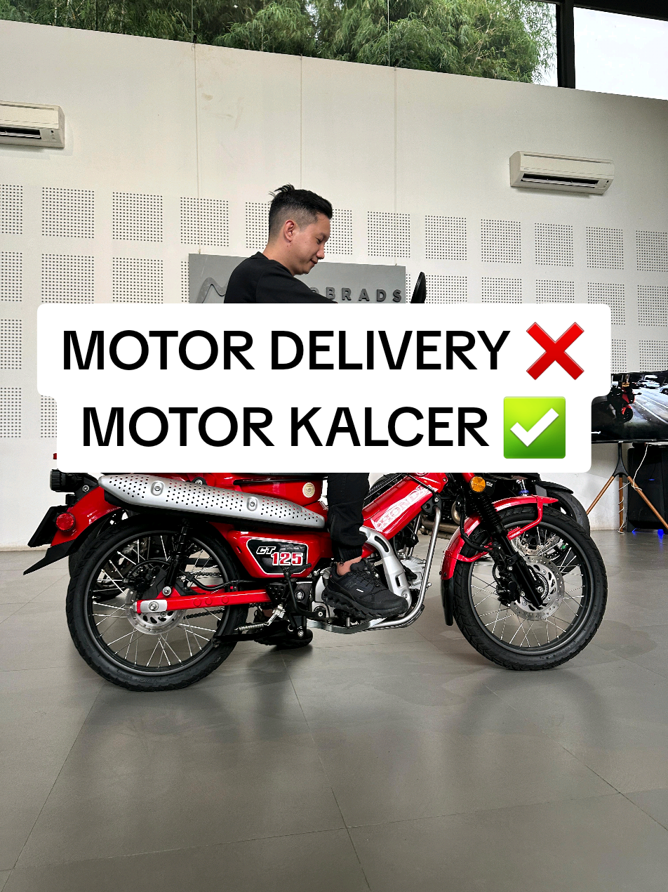 Emang beda Indonesia tuh, motor ini kalo di Jepang dipake buat ngante-nganter barang, tapi di sini malahan jadi motor kalcer! Tapi emang keren sih desainnya guys. Yuk kenalan sama Honda CT 125. #hondamotorcycles #honda #samasamabelajar #accessories #motorkalcer #hondact125 