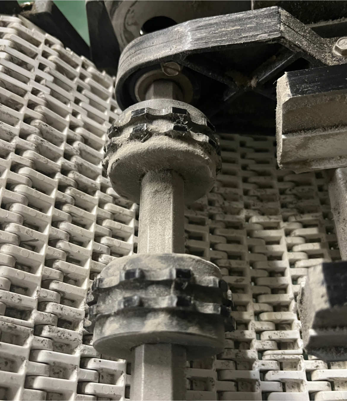 Preventive maintenance: changing the sprocket wheel on a conveyor belt.  mantenienito precentivo : cambio de rueda de espigas de una cinta transportadora. . . #conveyor #mantenimiento #maintenance #indutrial #usa  #peruanosenusa🇺🇸🇵🇪 #peruanosenelmundo 