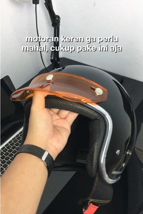 Helm list chrome + pet helm warna warni bikin motoran tambah keren tapi ga perlu mahal. Helm udah SNI gak sampe 100 ribuan dan Pet helm cuma 20 ribuan bebas pilih warna🔥 #JelajahRamadan #pethelm #helm #helmmurah #helmet #helmbogo #helmsni #helmetlover #helmvespa #helmvespamurah #skena #helmmotif #helmbogoapi #helmvintage #helmskena #helmkalcer #skenaoutfit 