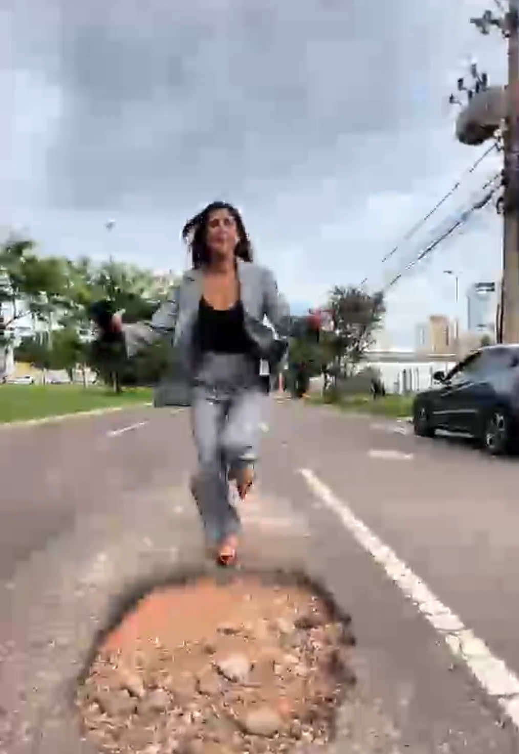 Asfalto casca de ovo de novo! Pneus furados, motociclistas caindo e ruas virando campos minados. Não é só a estrada que sofre, quem está por trás do balcão de uma borracharia também é testemunha desse caos diário! 💥 Na Rua da Divisão e na Sagarana, até as pontes estão se tornando vítimas das crateras que não dão trégua. 💬 Você já passou por algum desses buracos? Vamos juntos cobrar soluções da prefeitura para essas armadilhas nas ruas! . . #CampoGrande #CampoMinado