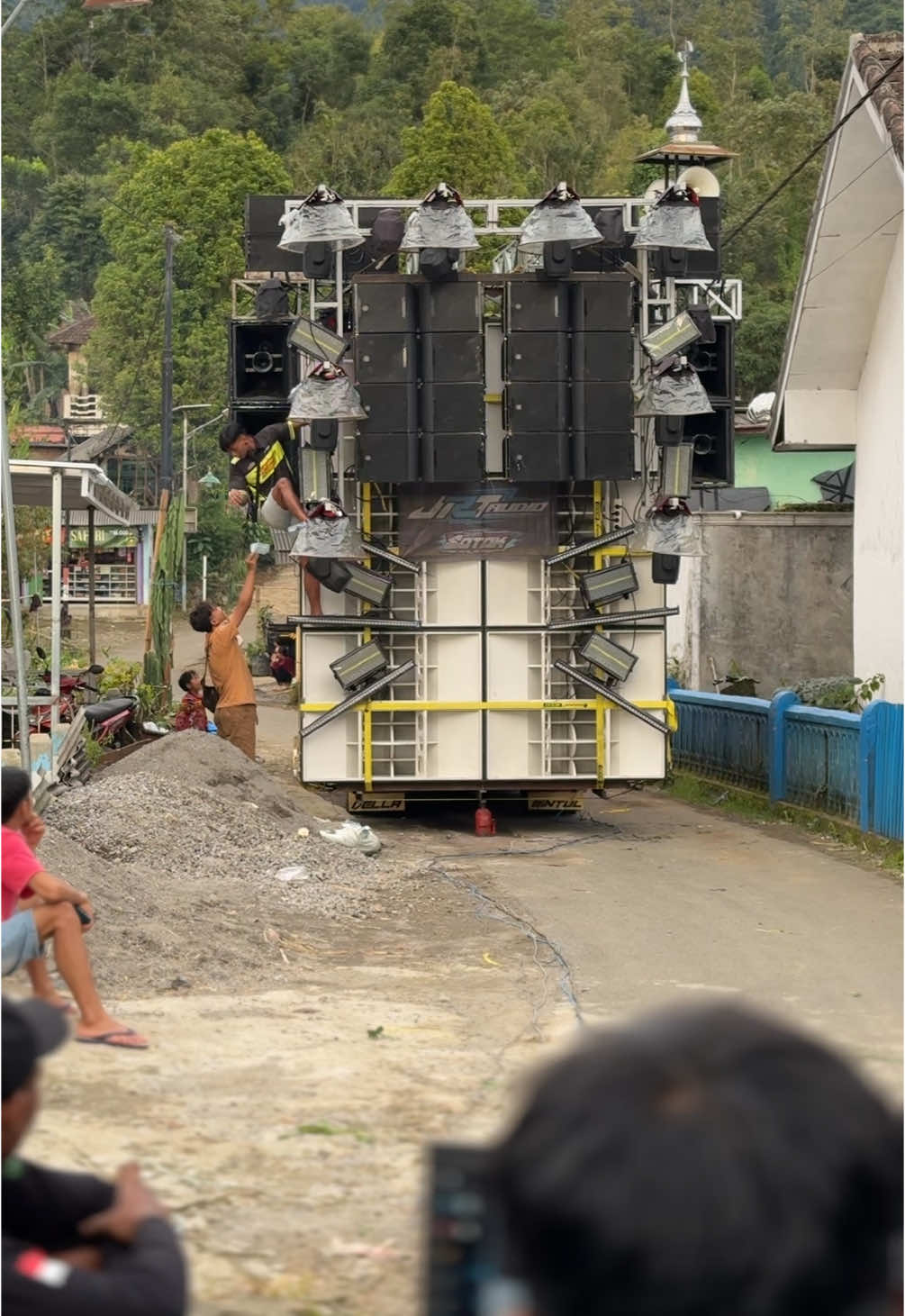 Nrotok nrotok 🤪 @JRT audio @dellajrtaudio @Heri RUNGKAD 🐬 #fypシ゚viral #4upageシ #blitar24jam #malang24jam #horegbalap_official #soundsystemmalang #tarling2025 