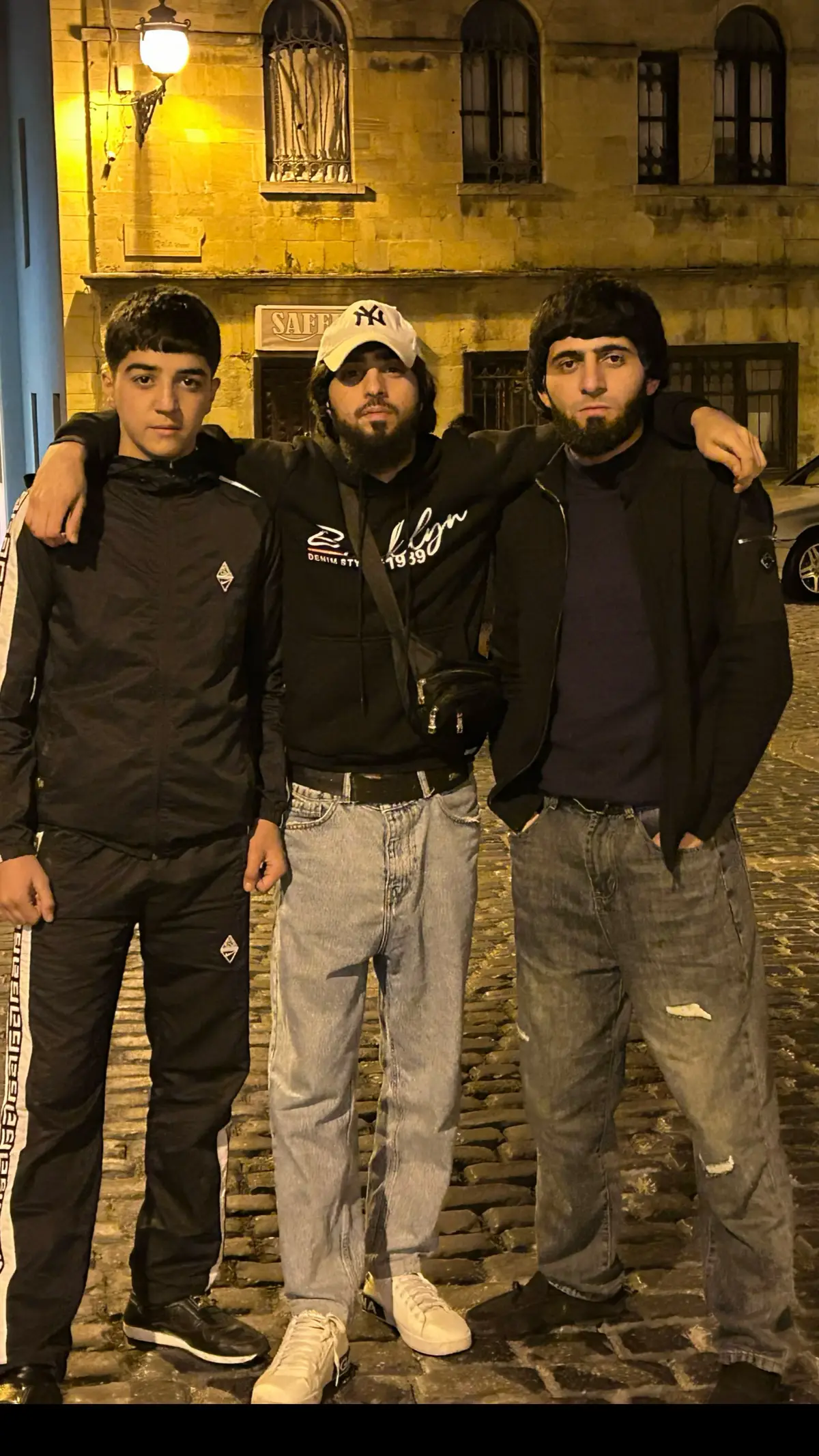 Mərhəmətli olmayan nə sevgi bilər nədə halallıq hərkəs öz şərəfinin lövhəsidir .!
