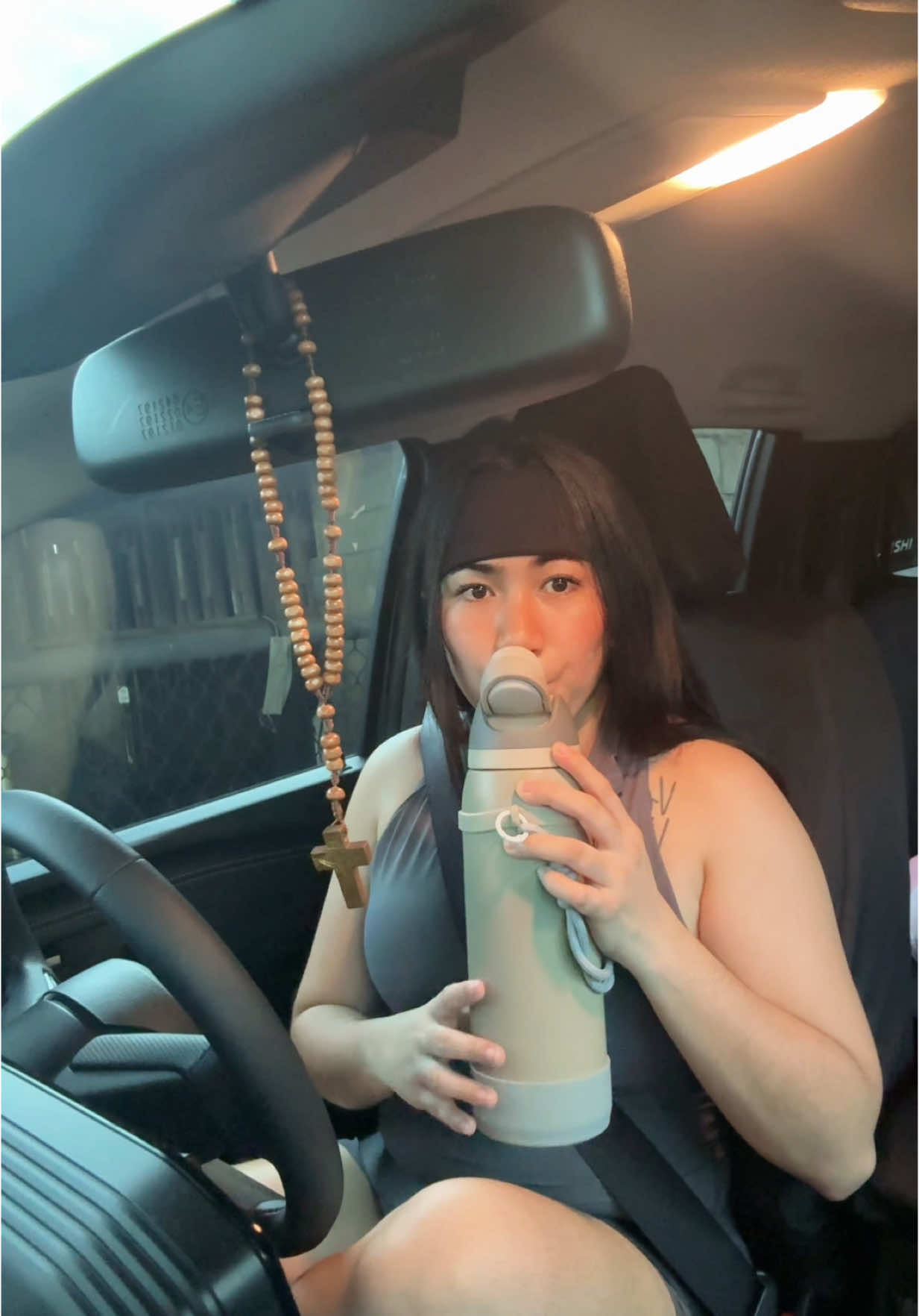 Wahhhh sobrang convenient gamitin 😭😭 #hileerecommended #hilee #hileetumbler #tumblerstainless #tumblersoftiktok #tumblerviral #tumblerwithstraw #tumblerwithhandle #hotandcold 