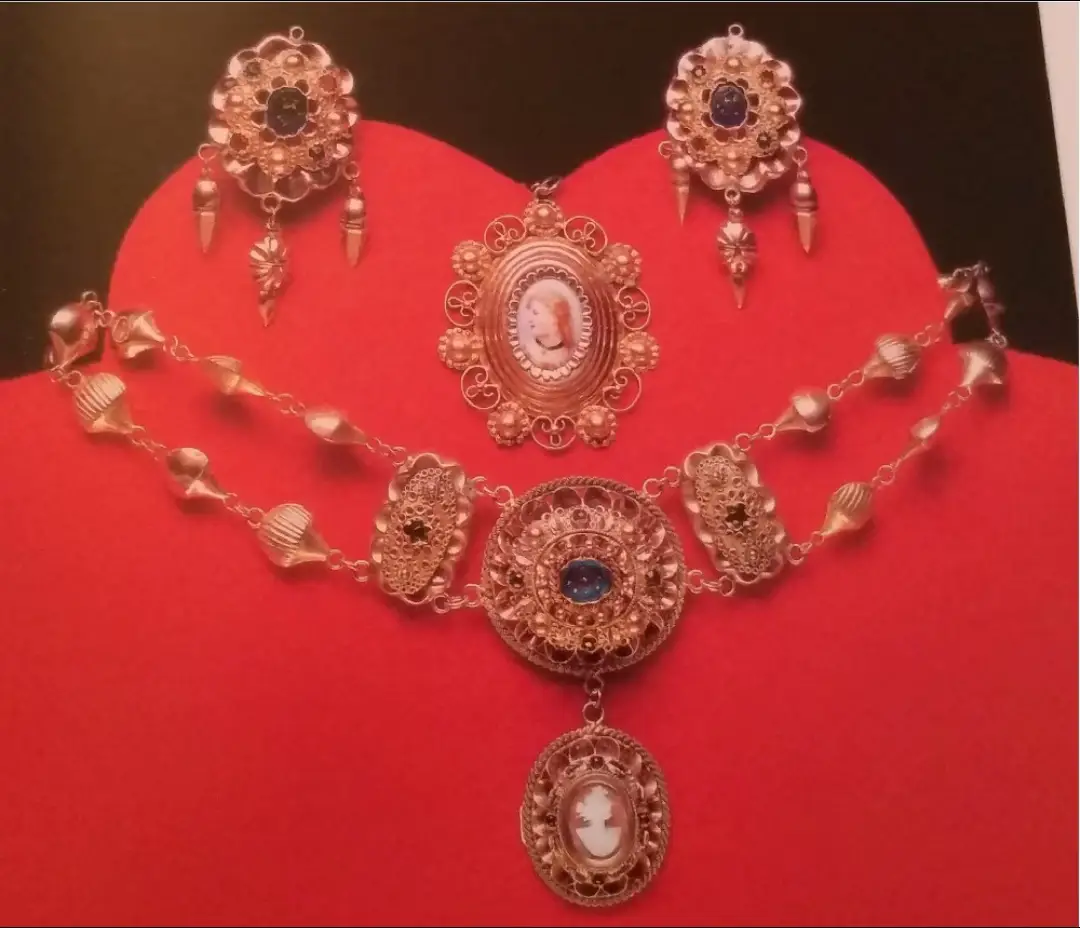 Traditional Italian jewelry from the Gargano territory (Puglia region), photos taken from the book “Ori del Gargano”, by Anna Maria Tripputi and Rita Mavelli. #foryoupage #fyp #foryoupage #europeantraditions #traditionalclothing #northernitaly #southernitaly #somewhereinnorthernitaly #italianfolklore #italiangirl #southerneuropean #easterneuropean #italianaesthetic #italiantraditionalclothing #eUropeanpaganism #europeantradition #italiantradition #italianpaganism #liguria #mediterranean #mediterraneangir #traditionalhairstyle #hairstyle #traditional #italy #folktale #folklore #italianfolklore #capri #procida #ischia #venice #filmaesthetic #film #horrortok #horror #latinculture #sophialoren #hollywood #1960s #ancientrome #padaniangothic #italianpaganism #pagan #paganism #slavicpaganism #latinpaganism #witchcraft #italianwitchcraft #strega #stregheria #stregoneria #anticaroma #roma #ancientgreece #cultusdeorum #hellenism #amulets #cornicello #italianhorn #christianity #foryoupage #fyp #foryoupage #europeantraditions #traditionalclothing #northernitaly #southernitaly #somewhereinnorthernitaly #italianfolklore #italiangirl #southerneuropean #easterneuropean #italianaesthetic #puglia #trulli #traditionalhouse #darkfantasy #medievaltiktok #medievalcore #latins #latin #latineurope #latinculture #mediterranean #art #folkart #painting #oilpainting #artistsoftiktok #music #languages #linguistics #galloromance #galloitalic #pagan #italicism #rompol #itapol #italicpagan #religiousclothing #lazio #ciociaria #ciociara #latium 