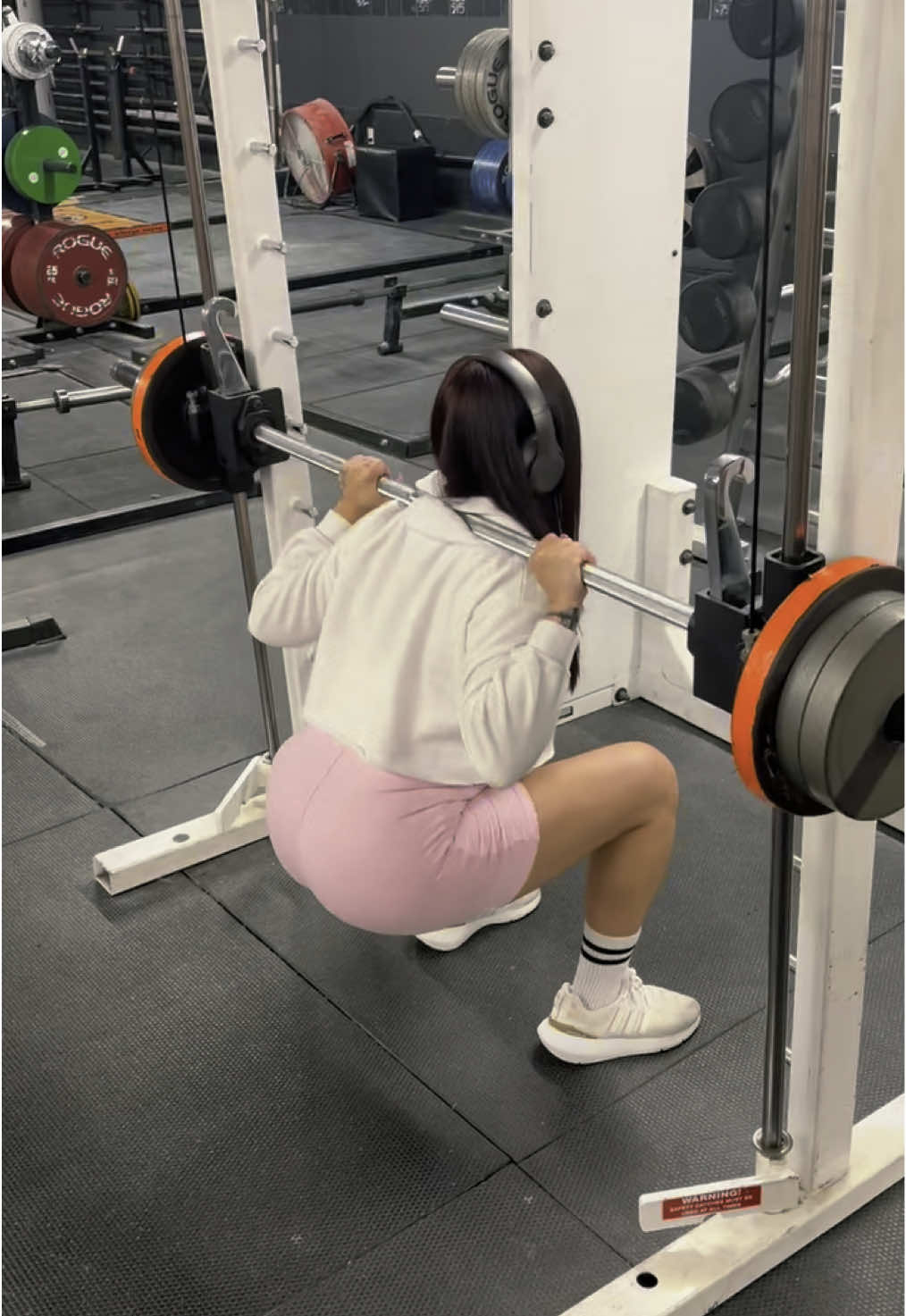 Las canciones Que me ponen al 💯 para dia de pierna 🫨 Outfit: @Fashion Nova  #LearnOnTikTok #latinostiktok #spanishtiktok #latina #GymTok #FitTok #legday #gymgirl #trendingsong #viraltiktok 