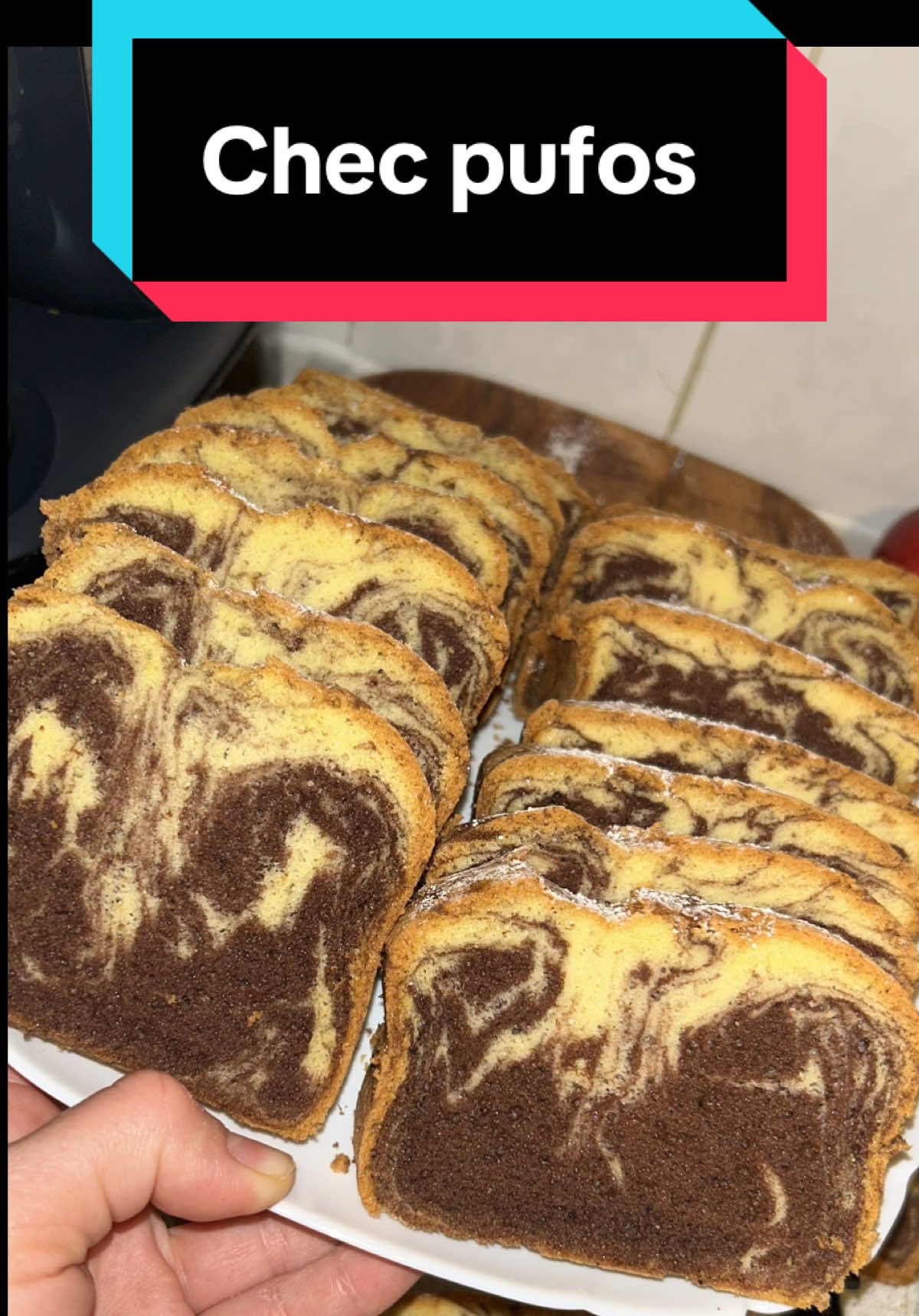🌺Chec pufos super delicios ce nu te mai satur de el!!!🌺    Ingrediente:  - 6 ouă  - 12 linguri făină - 12 linguri zahăr  - 12 linguri ulei - o lingură plină de cacao sau 2 rase  - esență vanilie sau rom - o linguriță praf de copt  - un praf de sare  - zahăr pudră la final  - o lingură oțet sau zeama de lămâie   #chec #cookingathometiktoktv #cooking #sweet #sweethome #romania🇷🇴 #foodies #cake 