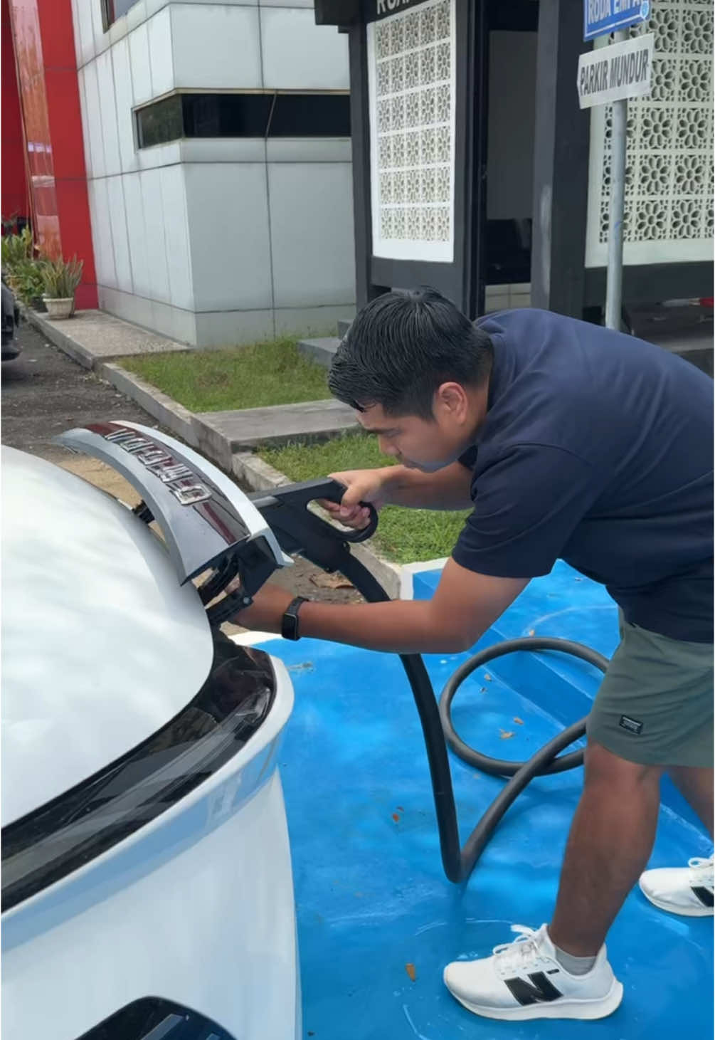 Bajajalanan ke Tanjung hanya untuk mencicipi listrik 100kW SPKLU baru di Mall Pelayanan Publik Tanjung #Tanjung #tabalong #spklu #mallpelayananpublik #charger #mobillistrik #ev #omodae5 #cherybanjarmasin #paliat #kalimantanselatan #barabai 