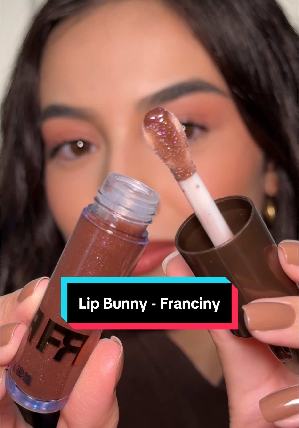 Gloss de chocolate 🍫🐰 testando o Lip Bunny, novo lançamento da @Franciny Ehlke @FRAN BY FR  Eai, o que vocês acharam? Confesso que gostaria de mais pigmentação, mas não deixa de ser um gloss bonito e bemmm confortável! Já gravei um lip combo com ele e ficou lindo, posto em breve para vocês ✨ #maquiagem #makeup #tutorialdemaquiagem #dicasdemaquiagem #francinyehlke #franbyfr #gloss #lipgloss #lipbunny #lipcombo #dicasdebeleza #beleza 