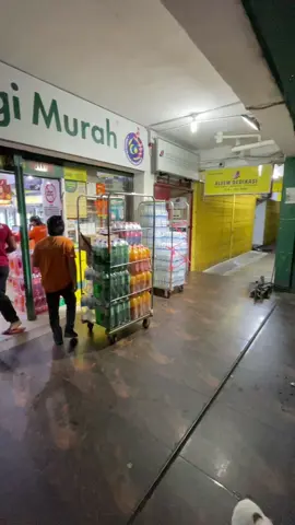 Orang sibuk balik raya lah , hadap jem lah . Kite ni kena hadap extend hour . Esok sampai 11.00pm plak . Tutup kedai esok baru sampai mood balik kampung 😅😅😅 #99speedmart 