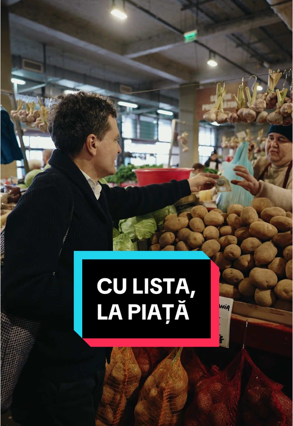 🫡 Misiune în Piața Obor. Am îndeplinit cu succes mandatul primit de la Mirabela.  #NicusorDan #RomaniaOnesta #piata #cumparaturi #bucuresti #mancare #obor #hutulca