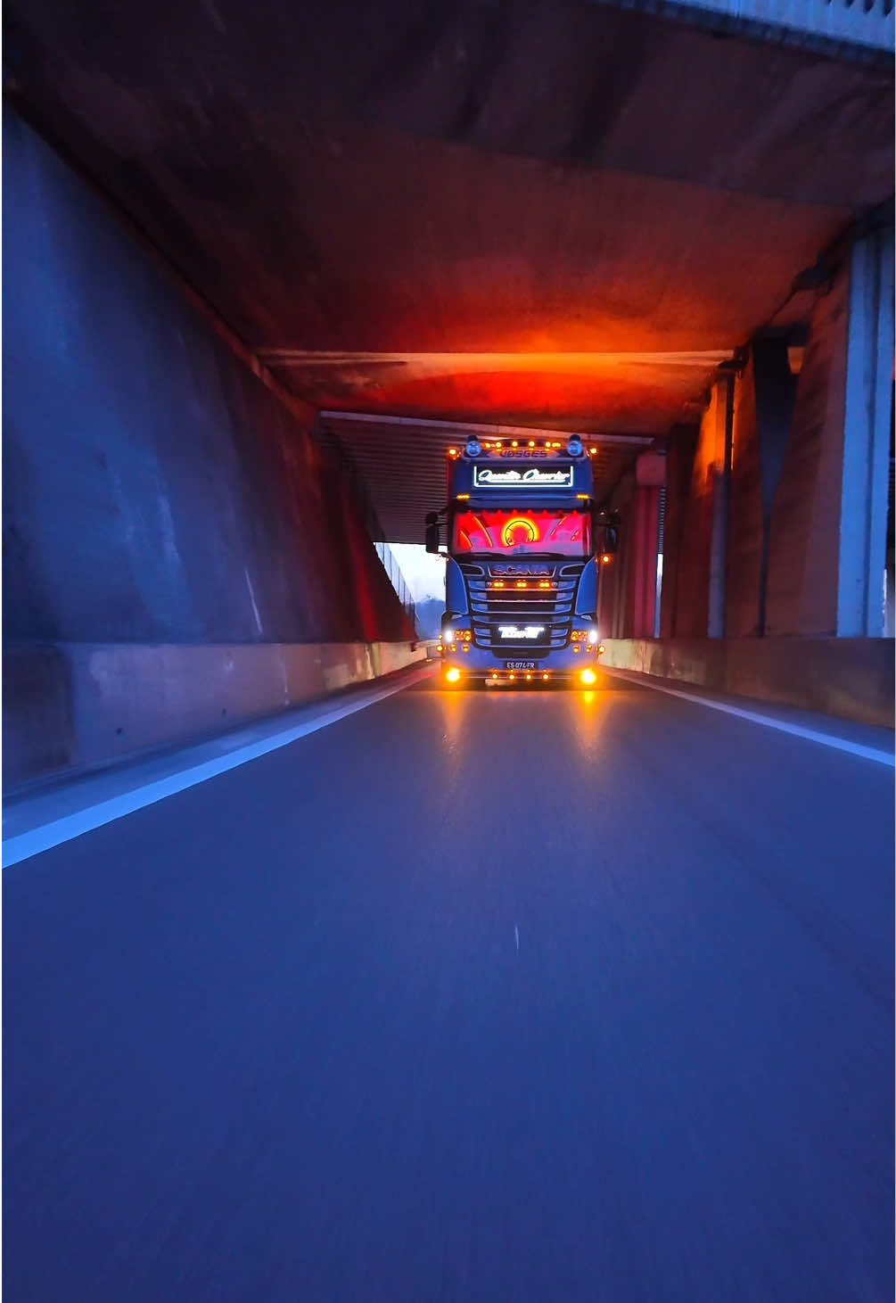 🔵 𝐐𝐂𝐓 🔵 . . 𝓠𝓾𝓮𝓷𝓽𝓲𝓷 𝓒𝓱𝓮𝓿𝓻𝓲𝓮𝓻   . . 𝐃𝐫𝐢𝐯𝐞𝐫: @Romaric Mensier  . . @Scania France  . . #scania #scaniafrance #qct #qctransports #quentinchevrier #scaniav8 #scaniatrucks l#oldschool00v8  #oldschool #scaniapower #scaniatruck  #truckdriver #pourtoii #trucklife #trucking #vosges  . . 𝐂𝐨𝐦𝐩𝐭𝐞 𝐬𝐢𝐦𝐢𝐥𝐚𝐢𝐫𝐞: @tb.truckpictures  @tf-truck-photographie  @TruckHub_Europe  . . ⚠️ Attention, je vous remercie de respecter mon contenu.  Vous êtes autorisés à partager mon contenu en story où a le republier sur Tik-Tok etc.  En revanche, il est strictement interdit de télécharger mes vidéos ou Photos pour les reposter sur d’autres compte au réseau sans mon autorisation écrite ou sans m’identifier clairement.  Merci de votre compréhension et de votre soutien.