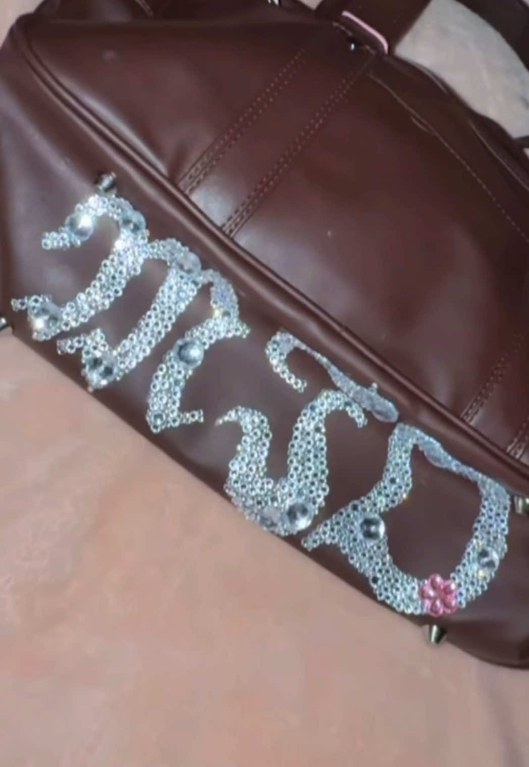 1年間使ってたらボロボロになったからデコってみたら4日もかかってもう二度としたくないけど可愛くて満足😸🎶#スクバ #スクバデコ #まだfjk #jkブランド #ラインストーン #デコ材料は全てSeria #fyp #fypシ #おすすめ #おすすめにのりたい 