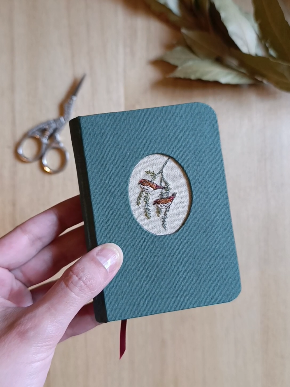 Cuaderno lomo curvo con calado y bordado a mano🐦💚 #encuadernacion #cuadernos #bordado 