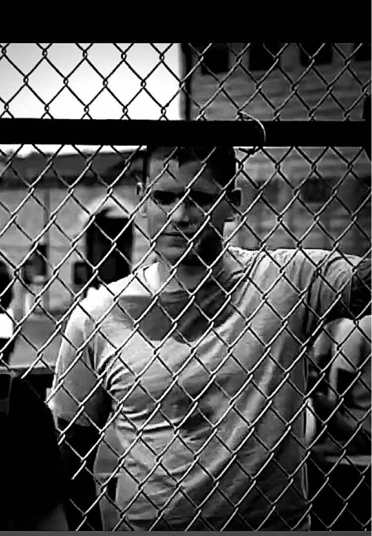 ماقلت مجروح 😿💥#prisonbreak #micheal_scofield  