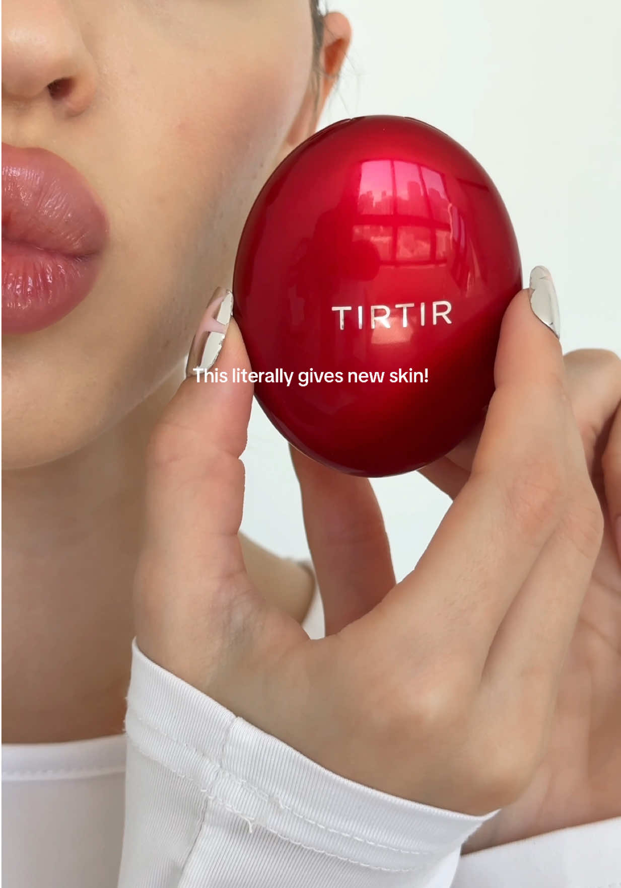 The TIRTIR Cushion is an absolute dream! ✨ It’s the perfect foundation - lightweight, natural, and effortlessly blends into the skin. Not too matte, not too dewy - just the right balance for a flawless, healthy-looking finish. Love how it evens out my skin without feeling heavy! ❤️  #springtok #TIRTIRCushion #tirtirbeauty #redcushion #cushionfoundation #beautyhacks #makeup 