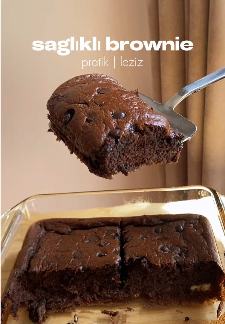 🍫Fit Brownie  Malzemeler 2 adet yumurta 3 adet muz 1 yemek kaşığı kakao Yarım paket kabartma tozu İsteğe bağlı damla çikolata ve beyaz çikolata Yapılışı Yumurtaları ve muzları bir blenderda güzelce çekin. Elde ettiğiniz karışıma kakao ve kabartma tozunu ekleyin, tekrar karıştırın. Karışımı yağlı kağıt serili fırın kabına dökün. Üzerine isteğe bağlı damla çikolata serpiştirin. Önceden ısıtılmış 180 derece fırında yaklaşık 20 dakika pişirin. Fırından çıkardıktan sonra soğumaya bırakın, ardından dilimleyip servis yapın. Hazır! 👌 Not: Küçük bir borcam kullanırsanız, brownie’leriniz videodaki gibi kabaracaktır. #FitBrownie #SağlıklıYaşam #Şekersiz #YageeDostu #TatlıKrizineSon #LezzetliAtıştırmalık #EvYapımı #SağlıklıBeslenme #GlutenFree #ÇikolataSeverler