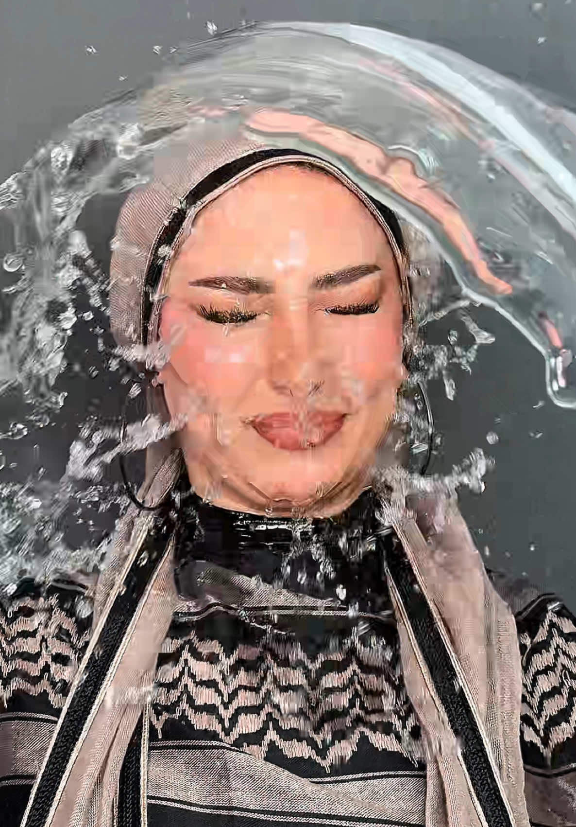 اختبار السبراي الجديد من @Huda Beauty  #makeup #makeupartist #algeria #hudabeauty 