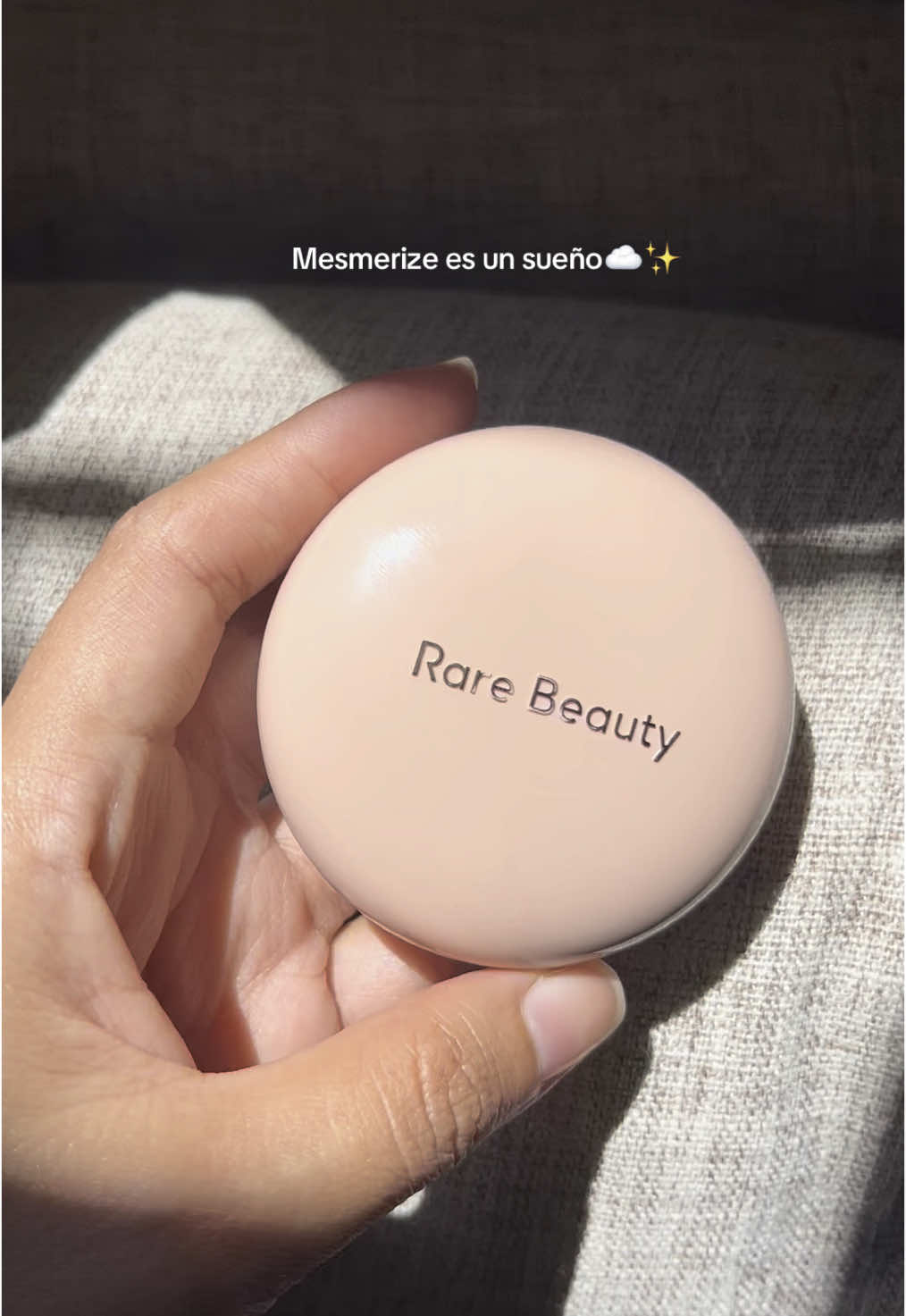 Highlighter tono “mesmerize”, es hermosoooooooo. Brillo sutil, chiquitito, se siente como una mantequilla 🧈 ✨ #rarebeauty #highlighter 