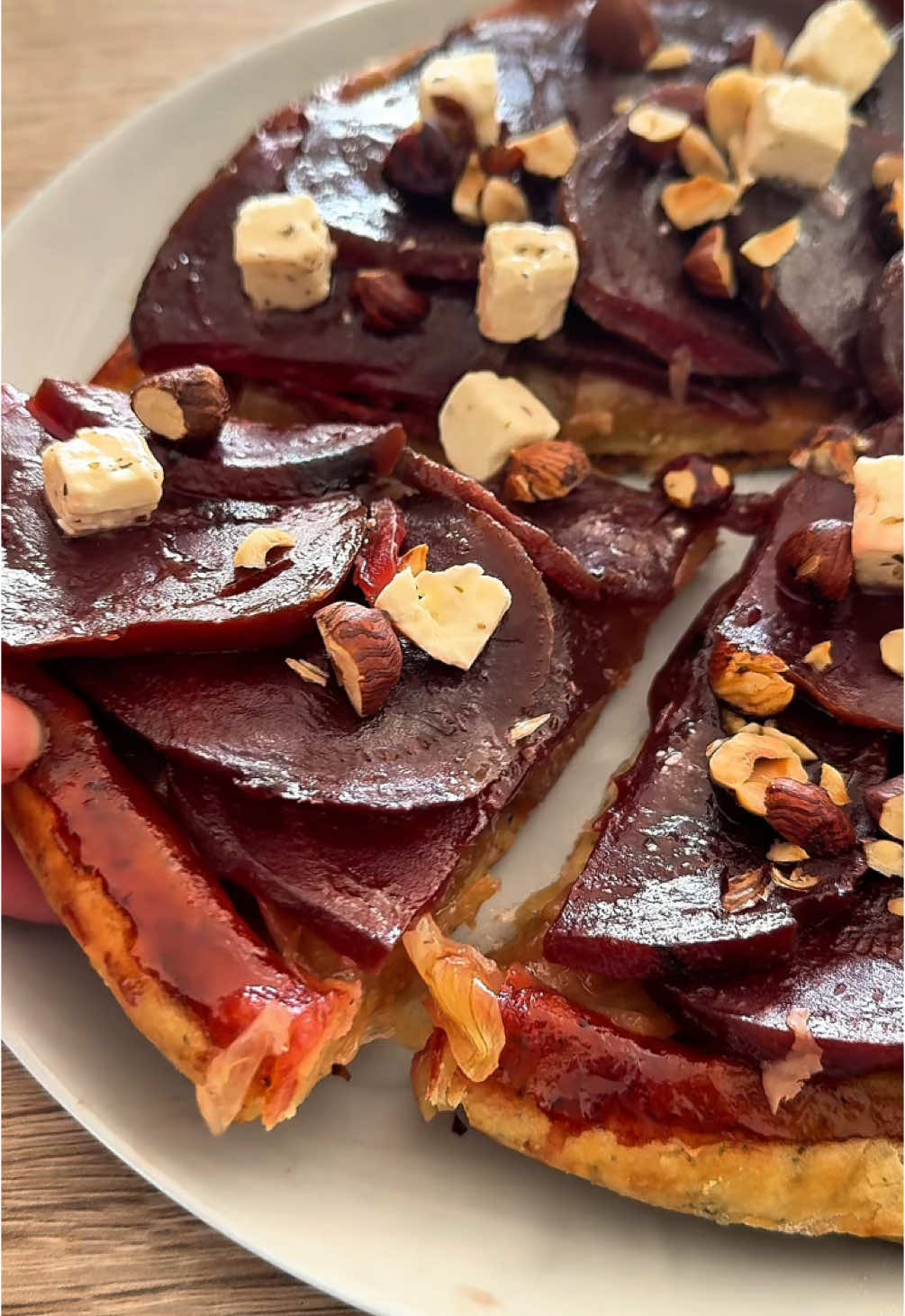 [Tarte tatin betterave & oignon confit🩷] Pas bête la betterave !  Une pâte brisée maison, quelques betteraves et du chèvre frais, c’est tout ce dont vous aurez besoin pour une tarte tatin aux saveurs mémorables.  Idéale en entrée ou pour le dîner.  ✨RECETTE :  -pâte brisée sans beurre :  Détails dans ma dernière vidéo   -3 oignons  -1 c-à-s de miel  -un peu d’eau  -500g de betteraves cuites  -1c-à-s de vinaigre balsamique  -1 c-à-c de velours balsamique (ou de cassonade) -1c-à-s de d’huile d’olive  -1/2 bloc de fêta  -1 poignée de noisettes  ✨PRÉPARATION :  1/ Préparer le confit d’oignon : couper en fines lamelles les oignons et les faire revenir dans une poêle avec de l’huile d’olive. Ajouter du miel et de l’eau et laisser cuire sur feu doux.  2/ Pendant ce temps : couper les betteraves en fines lamelles. Dans le fond d’un plat à tarte, ajouter du vinaigre balsamique, velour balsamique, l’huile d’olive et le sel.  Bien mélanger et répartir joliment les rondelles de betterave. Ajouter la fondue d’oignon et recouvrir de la pâte brisée. Faire quelques incisions à la fourchette et enfourner pour 35 minutes à 180°C. 3/ Démouler sur une assiette et ajouter de la fêta et des noisettes torréfiées (10 minutes au four) et concassées ! Bon appétit 🫶🏻🫶🏻 #tarte #tartetatin #betterave #feta #confitdoignon #ideerecette #ideerepas #cuisine #recettefacile 