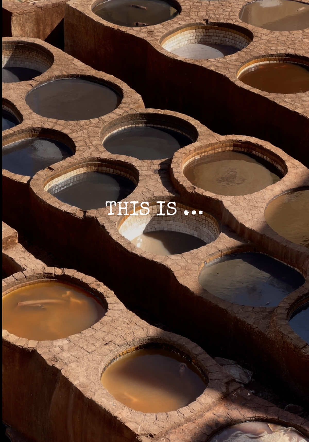 VOYAGE. S’aviez-vous que : •la ville ancienne (médina Fez el-Bali) est classée au patrimoine mondial de l’Unesco •Fes possède la plus grande médina du monde •elle compte 9454 ruelles, un vrai labyrinthe •pour les amoureux de la déco, le zellige provient de Fés  __ #fez #fes #morocco #maroc #voyage #weekend #trip #architecture #art #moroccotravel #moroccotrip