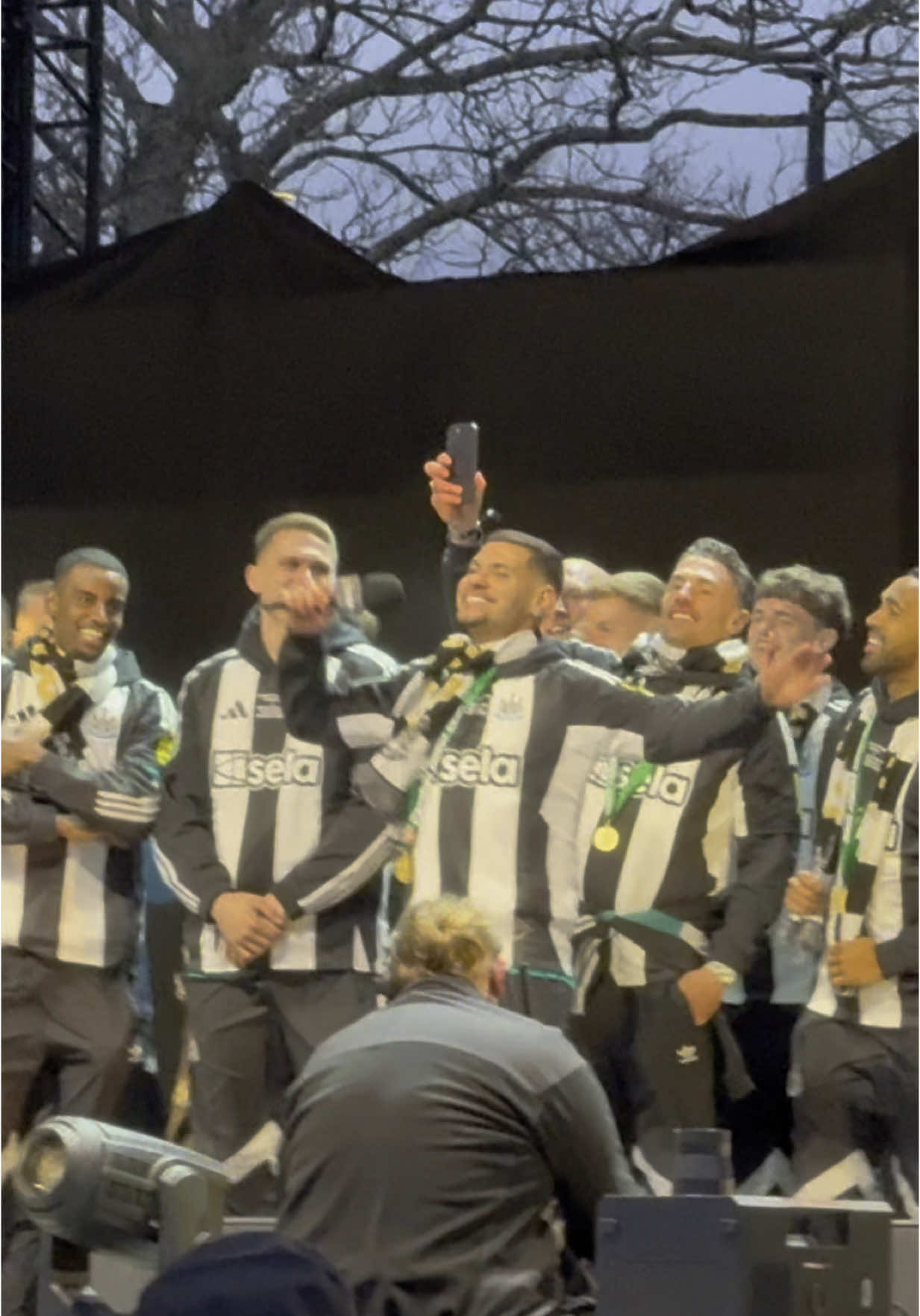 Bruno Guimaraes chants on stage at the carabao cup town moor party!🤣👏🏻🏆 #nufc #newcastle #newcastleunited 