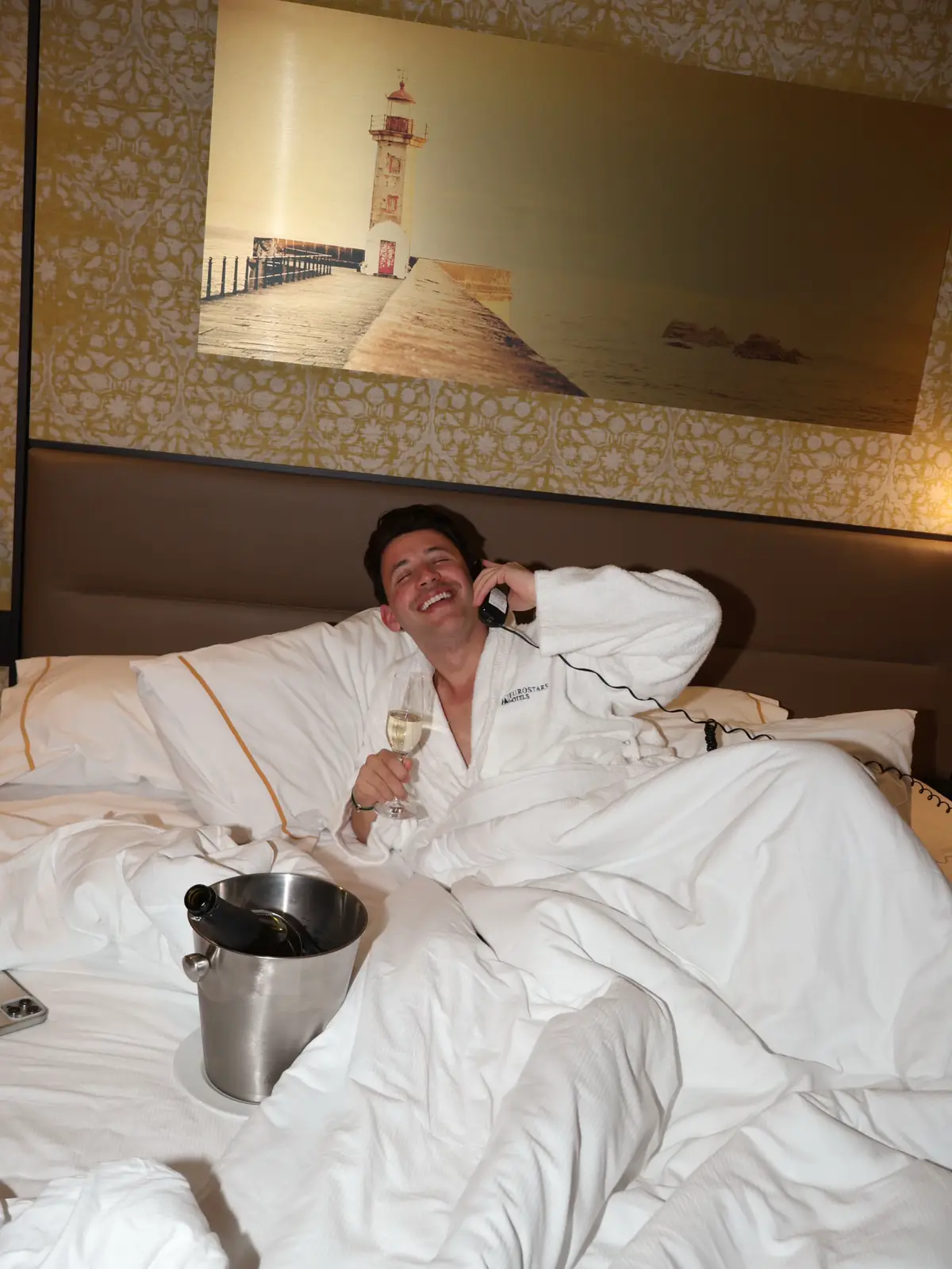 #hotellife #hotelroom #champagne 