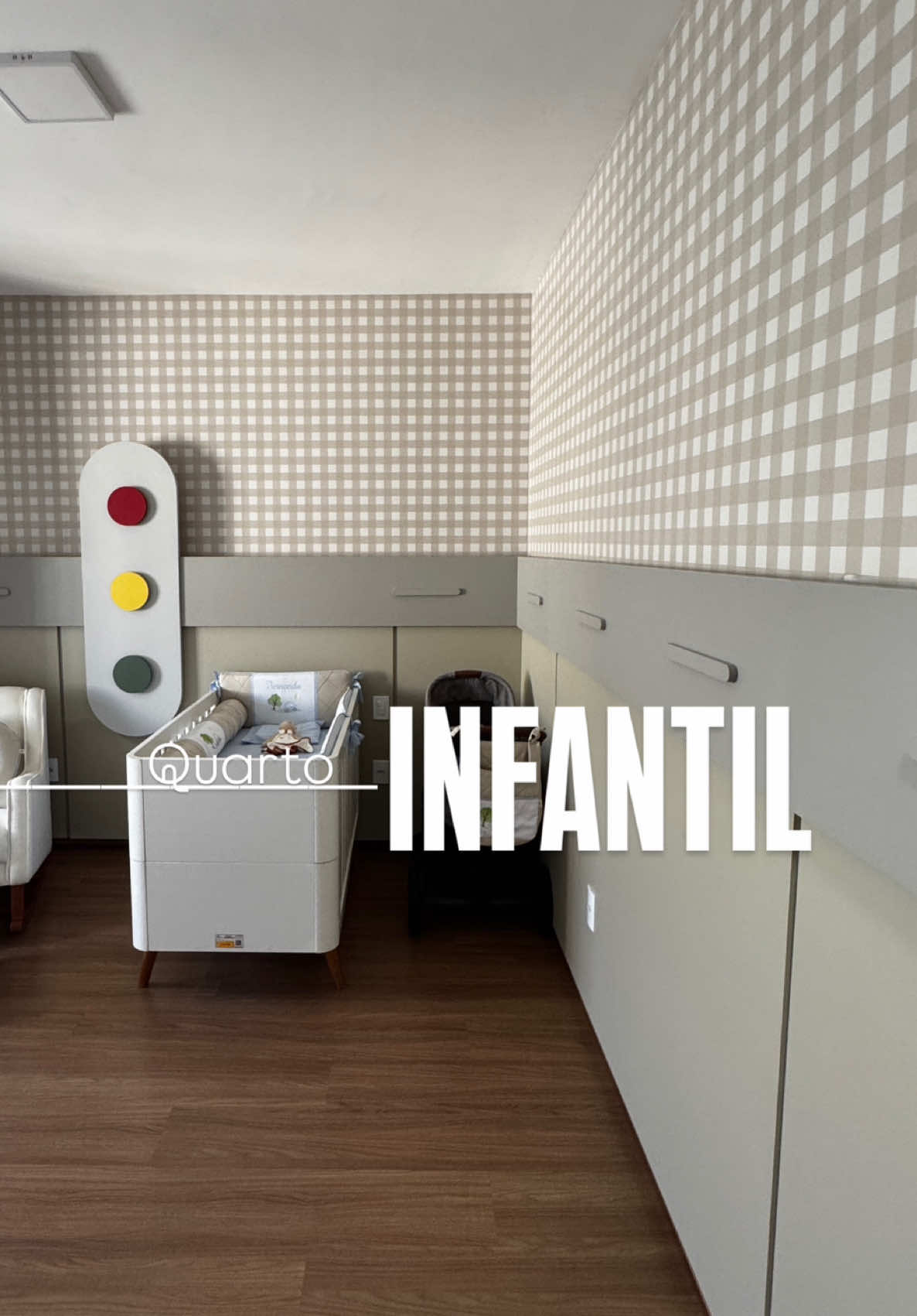 Quarto de bebê 😍 Papel de parede autoadesivo  Xadrez bege #DIY #decoração #arquitetura #viral_video #fy #fyp 