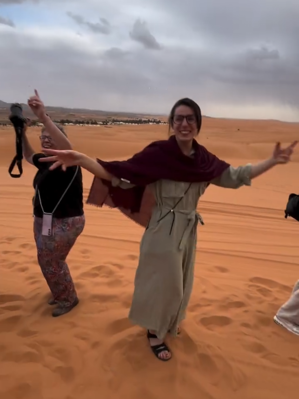 📍Take in the unique vibe of the Sahara desert 🇲🇦 ⏬we organise private tours and private group tours all around morocco. . . #merzouga #sahara  #morocco #vibe #vibes #desert #travel #voyage #المغرب #مرزوكة #