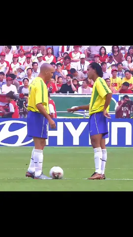 AQUI NÓS ERAMOS FELIZES 🥹🇧🇷 EU SINTO FALTA DESSA SELEÇÃO E VCS? #selecaobrasileira #ronaldinho #ronaldofenomeno #robertocarlos #rivaldo 