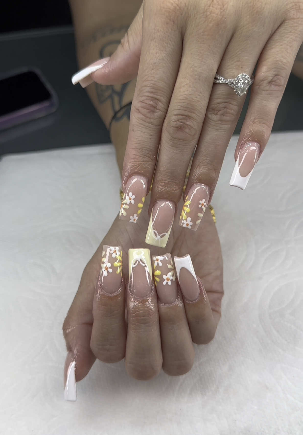 Spring Nails 💅🏻🌼🌻 #nails #springnails #nailart #floralnails #nailartlove #nailinspo #nailinspiration #nailsnailsnails #uñas #uñaspresson #uñasprimaverales #uñasentendencia #uñasdecoradas💅 #uñas #uñasdegel #yellownails #frenchtipnails 