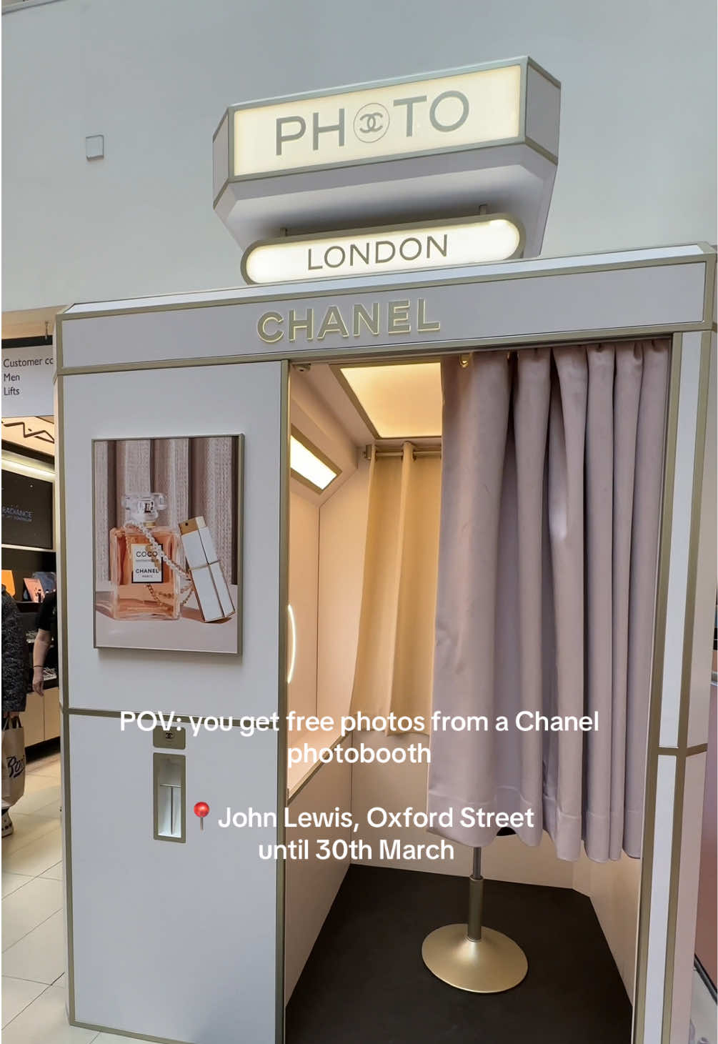 Love a little photobooth moment 📸🎞️ #thingstodoinlondon #free #photobooth #photos #cute #oxfordstreet #londonlife #johnlewis #chanel #weekend #fyp 