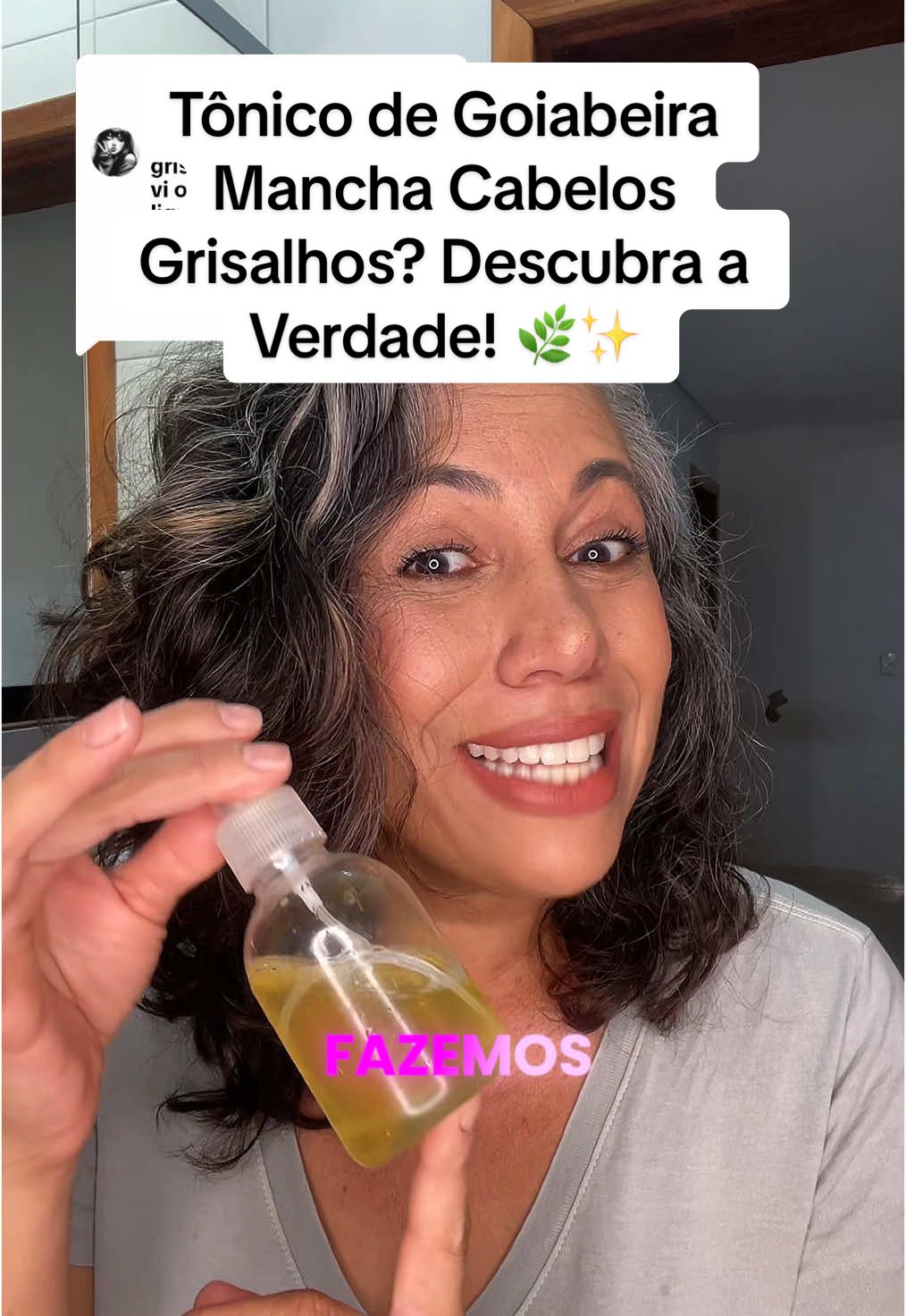 Respondendo a @blindada por Deus 🌿 TÔNICO DE GOIABEIRA MANCHA CABELOS GRISALHOS? Muita gente tem essa dúvida, e a resposta é: geralmente, não! Apesar do líquido ficar levemente amarelado, ele não tem pigmentação forte o suficiente para manchar os fios brancos. Mas se quiser ter certeza, faça um teste em uma mecha antes de aplicar no cabelo todo! Me conta, você já testou alguma receitinha caseira nos seus grisalhos? 💬✨ #patygrisalha🌻 #transicaocomamor #cabelogrisalho #toniconatural  #dicacaseira #cabelosaudavel 