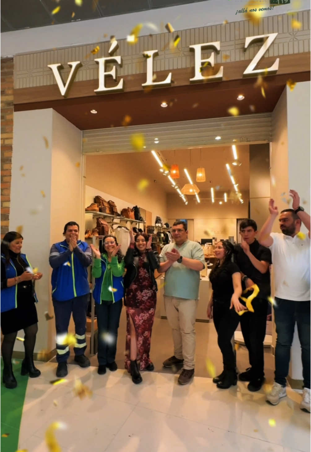 ✨ ¡La espera terminó! ✨ Vélez llega a Ecoplaza Centro Comercial para ofrecerte lo mejor en cuero, diseño y calidad.  Descubre nuestra colección de bolsos, calzado y accesorios con el sello de la elegancia y la artesanía. 🛍️ ¡Visítanos y vive la experiencia Vélez! 💼👞💫  📍Local 119A.  #Velez #Ecoplaza #Mosquera #Cundinamarca 