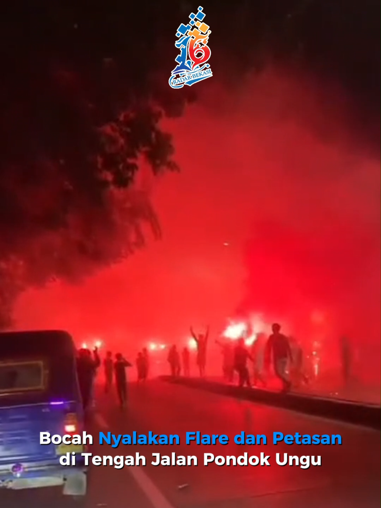 Sejumlah bocah menyalakan flare dan petasan sambil berjoged di tengah Jalan Pondok Ungu Medan Satria Kota Bekasi, Minggu (30/3) dini hari.  Sejumlah pengendara sempat tertahan karena terhalang oleh aksi mereka. Baca selengkapnya di www.radarbekasi.id (link di bio) #radarbekasii #harianradarbekasi #koranbekasi #beritabekasi #radarcikarang #pondokungu #bekasiutara #flare