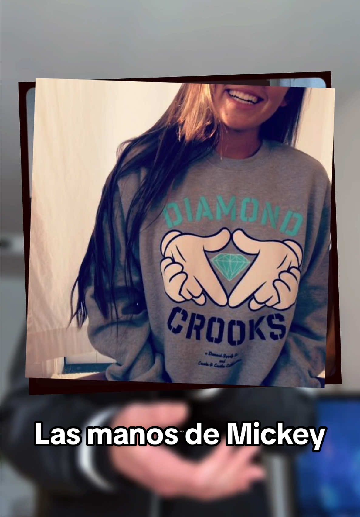 La moda de las manos de Mickey os respondo en insta: @YERAYGALIL 
