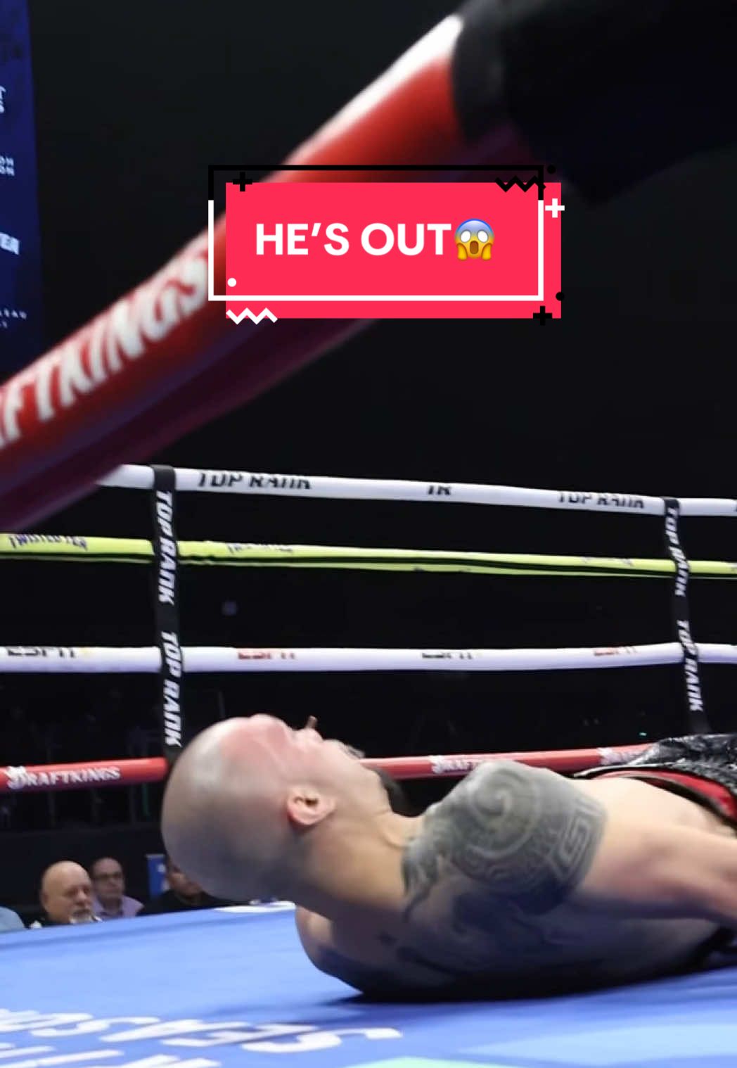 All power from #EmilianoVargas 🫡 #toprank #boxing #trboxing #knockout 