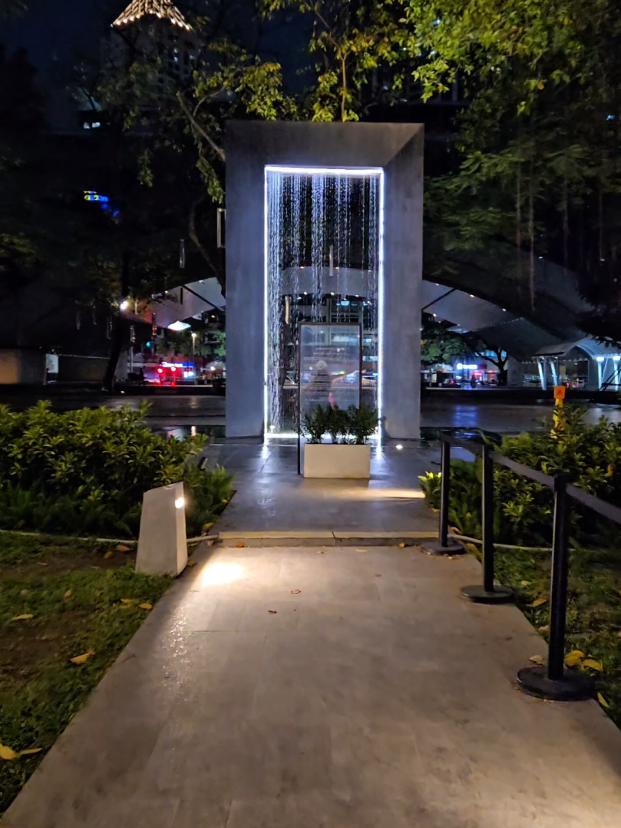 Weekend night stroll at Ayala Triangle.  #makati #citylife #citylights #CapCut 