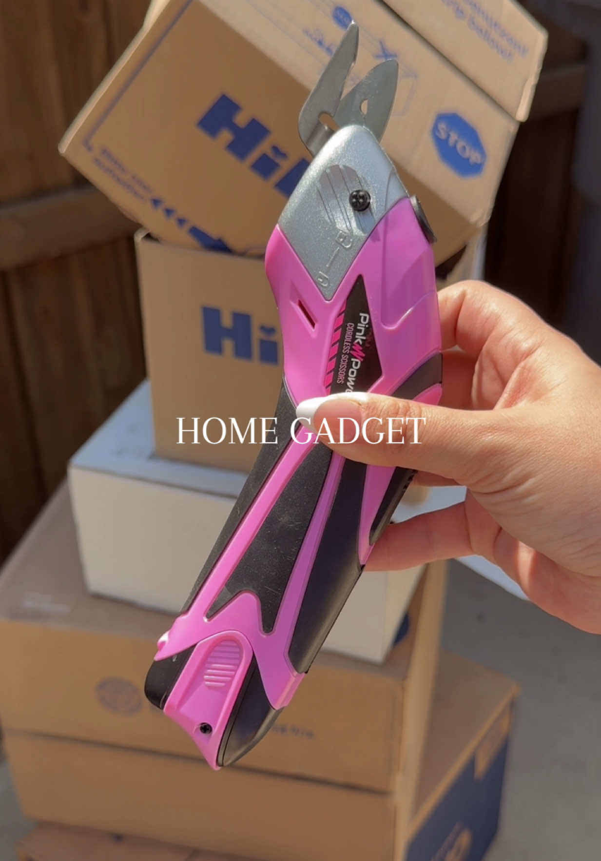 It’s also super fun🤣 Link is in my bio to shop!🤎 #amazonfinds #amazonmusthaves #homegadgets #amazongadgets #founditonamazon #amazonhome #boxcutter #gadget 